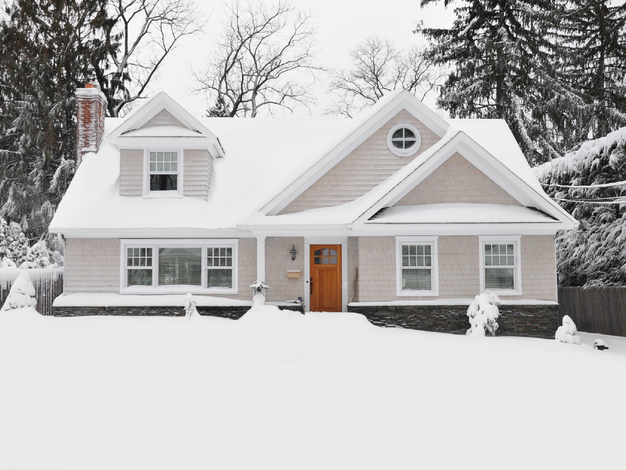 Снежка домики. Винтер хоум. Зимний домик. Дом зима. Белый фасад дома.